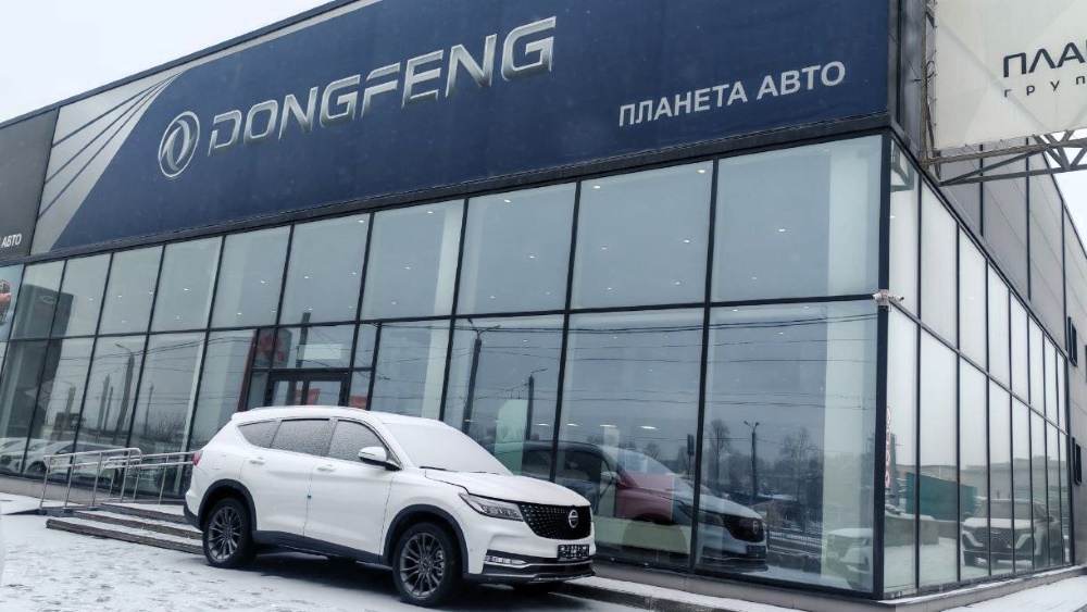 Кроссовер DFSK ix7 перед ДЦ «Dongfeng-Планета Авто» спереди Челябинск