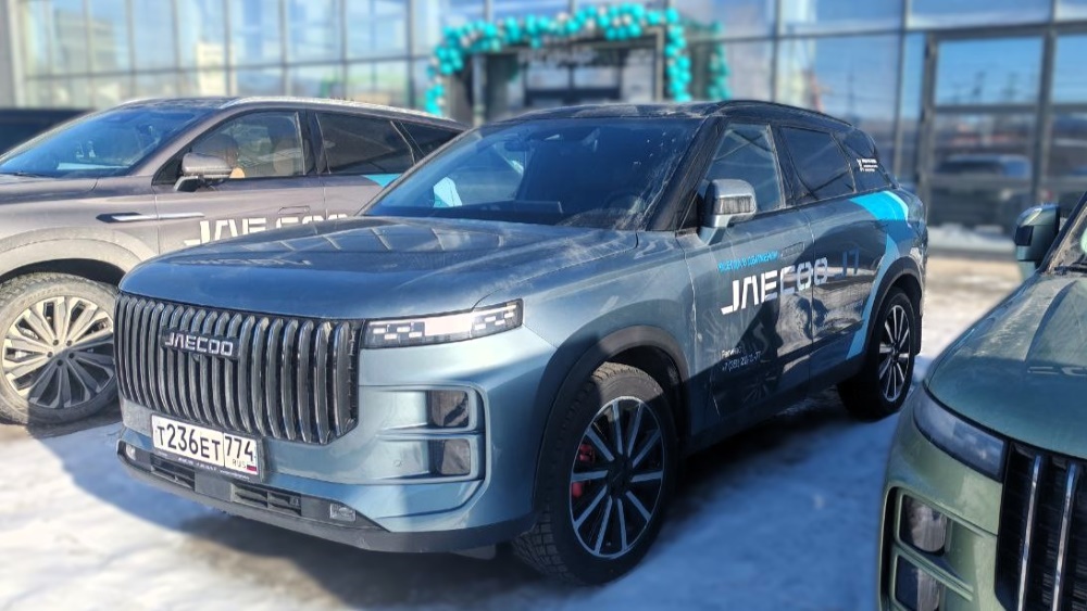 Кроссоверы Jaecoo перед ДЦ «Jaecoo-Регинас» спереди сбоку Челябинск