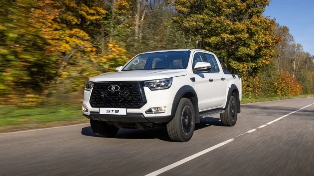 «Русский Hilux». В России стартовали продажи пикапа Sollers ST8 Пикап Sollers ST8 сбоку спереди в динамике