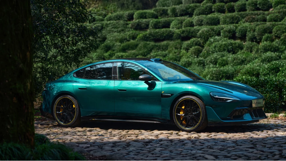 Седан Xiaomi SU7 Ultra вышел на рынок. Цена на машину с 1548 л.с. рухнула в полтора раза xiaomi su7 ultra седан сбоку спереди зеленый электромобиль старт продаж