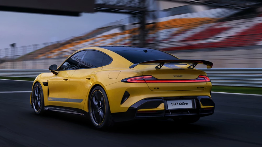 xiaomi su7 ultra желтый седан сбоку сзади