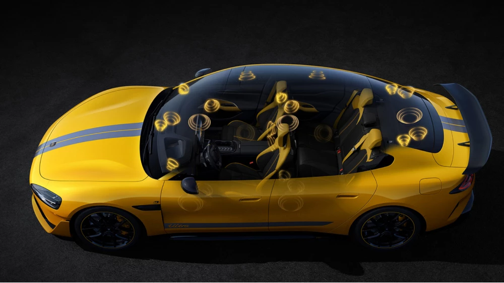 xiaomi su7 ultra желтый седан сбоку спереди