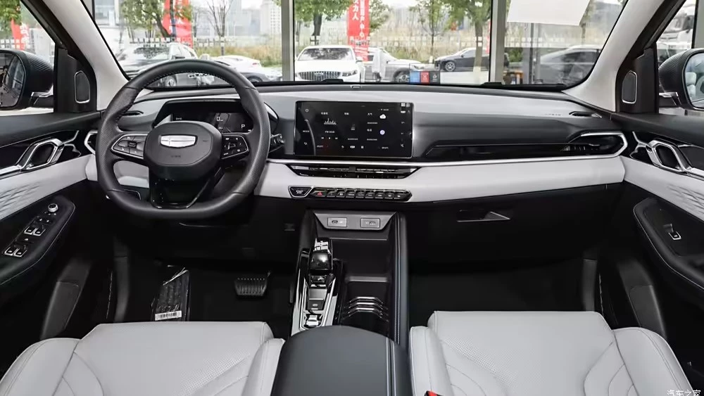 Geely Coolray L интерьер сбоку 2025