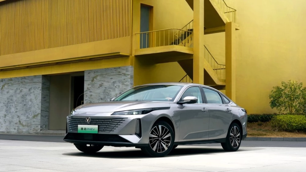 PHEV-версии Changan Lamore сбоку спереди