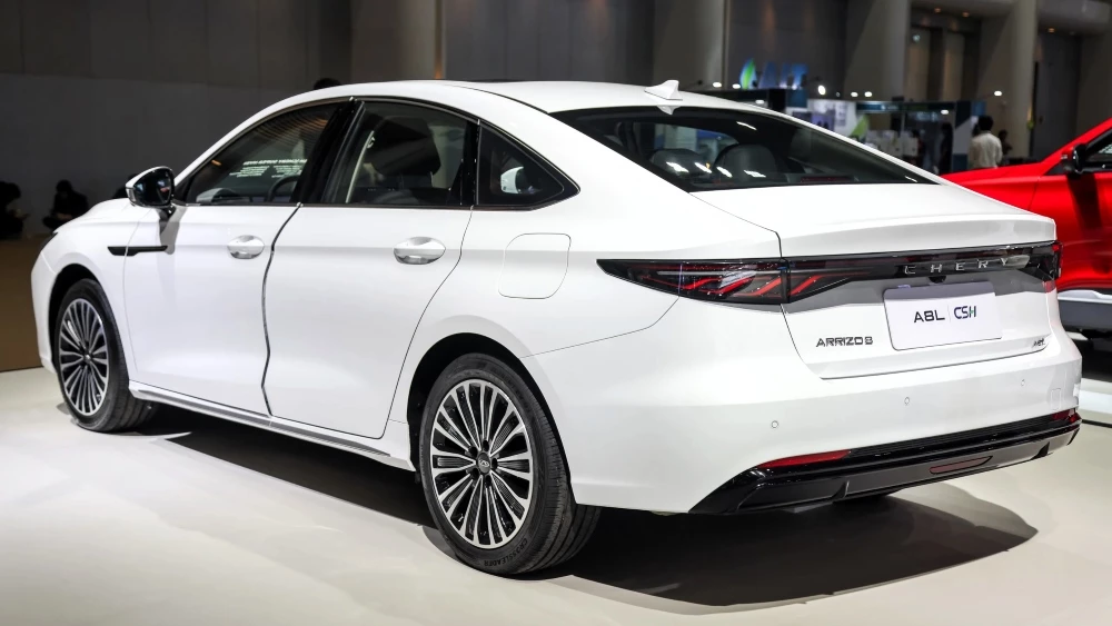 Chery Arrizo 8 PHEV сзади сбоку A8L