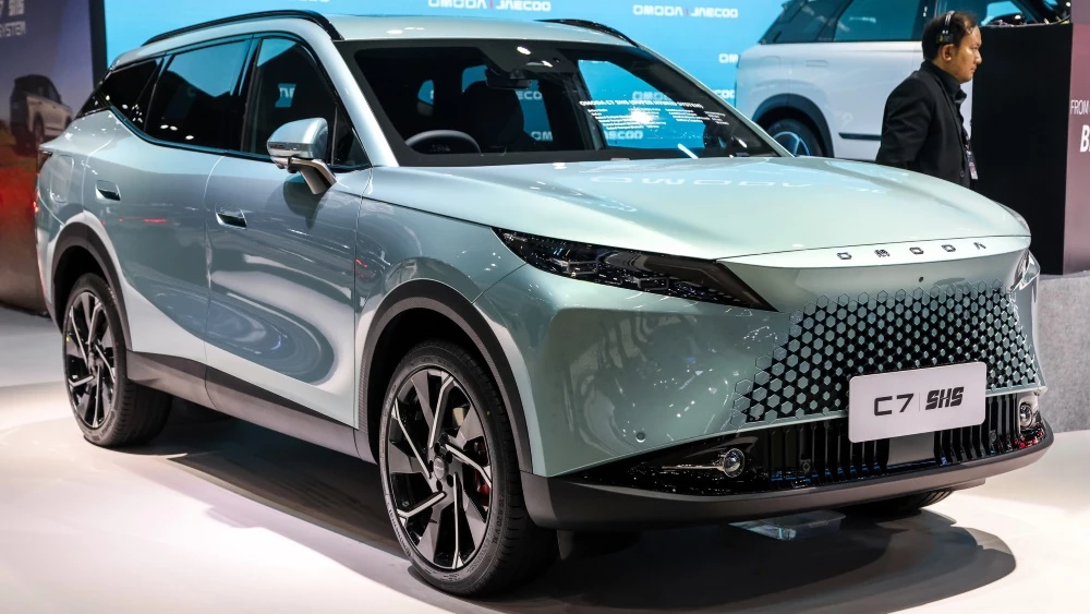 Omoda C7 PHEV спереди сбоку