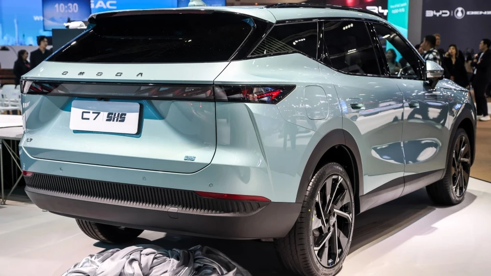 Omoda C7 PHEV сзади сбоку