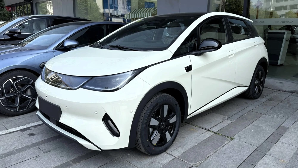 BYD Dolphin 2025 года появился у дилеров в Китае. Разбираемся в изменениях электрический хэтчбек BYD Dolphin 2025 спереди сбоку