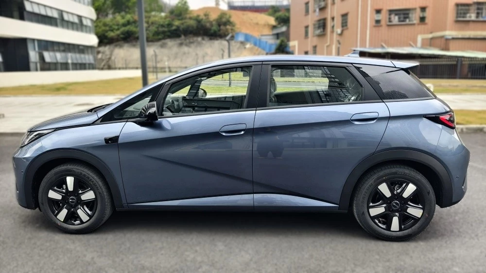 электрический хэтчбек BYD Dolphin 2025 сбоку