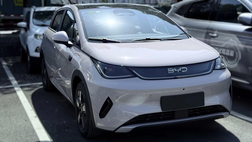 электрический хэтчбек BYD Dolphin 2025 спереди сбоку