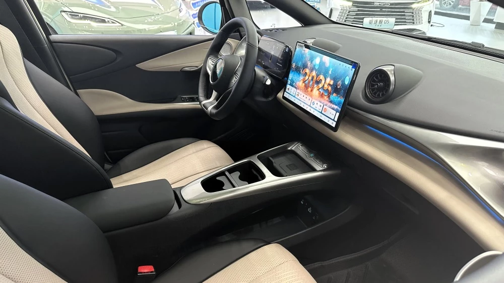 электрический хэтчбек BYD Dolphin 2025 интерьер