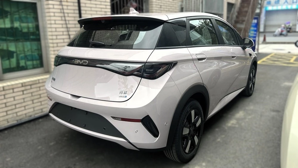 электрический хэтчбек BYD Dolphin 2025 сзади сбоку