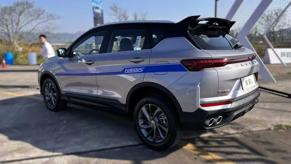 Geely Coolray L сзади сбоку 2025