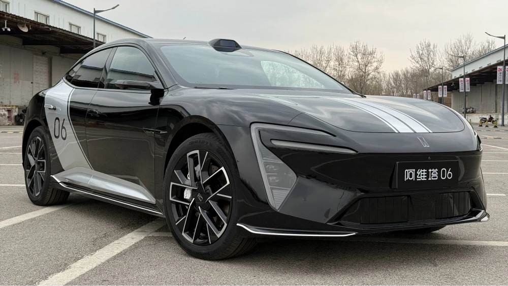 Седан Avatr 06 от Changan вышел в предзаказ в Китае. Это самая дешевая модель марки avatr 06 предзаказ седан черный сбоку спереди