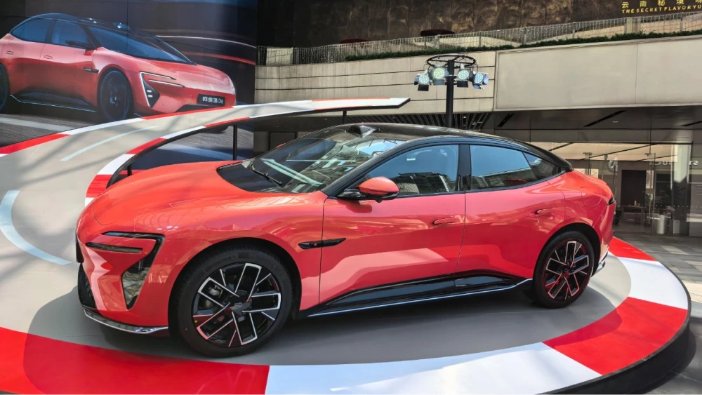 avatr 06 предзаказ седан красный сбоку спереди