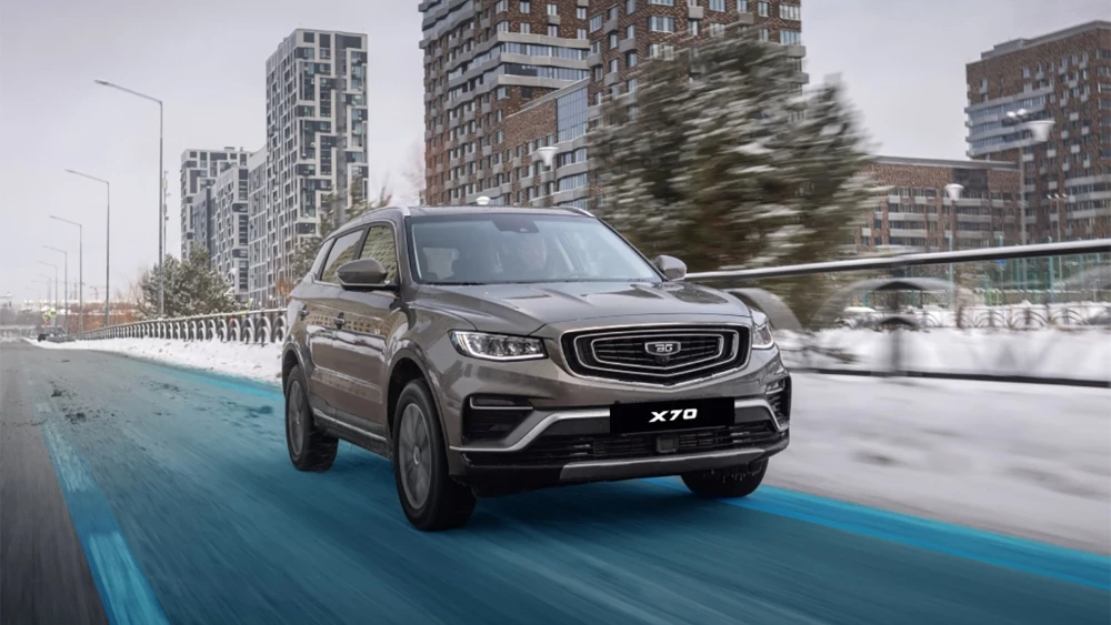 Belgee БИЗНЕС КАР X70 сбоку спереди в динамике