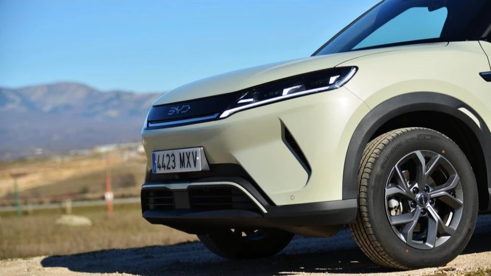 Atto вам не это! Польские журналисты протестировали «самый европейский BYD» BYD Atto 2 в польше спереди фары решетка радиатора