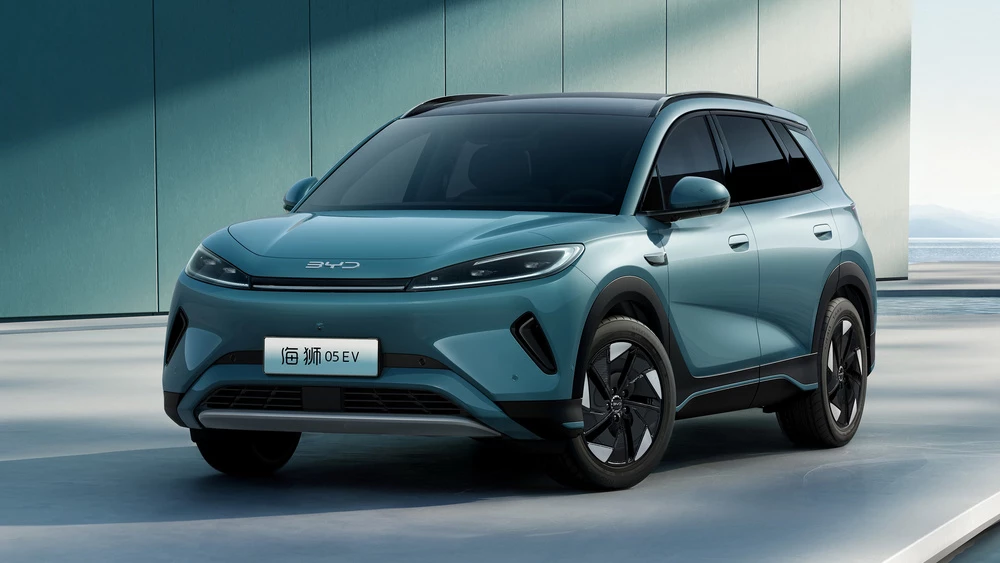 BYD продолжает обновлять модельный ряд. К старту продаж готовят кроссовер Sea Lion 05 EV Электрический кроссовер BYD Sea Lion 05 EV сбоку спереди