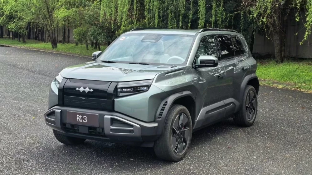 Кроссовер Fang Cheng Bao Titanium 3 от BYD сбоку спереди