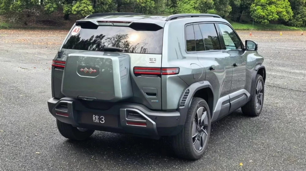 Кроссовер Fang Cheng Bao Titanium 3 от BYD сбоку сзади