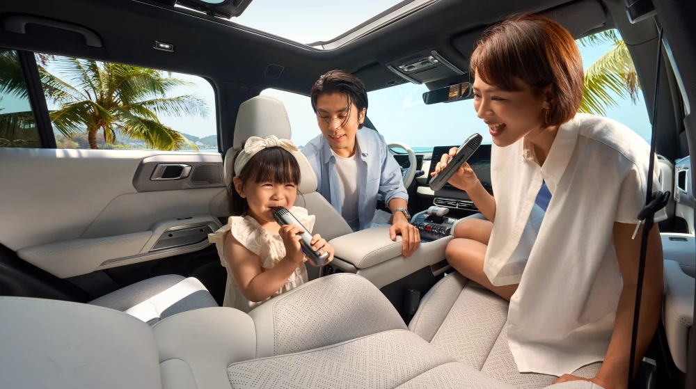 Кроссовер Fang Cheng Bao Titanium 3 от BYD салон интерьер семья ребенок