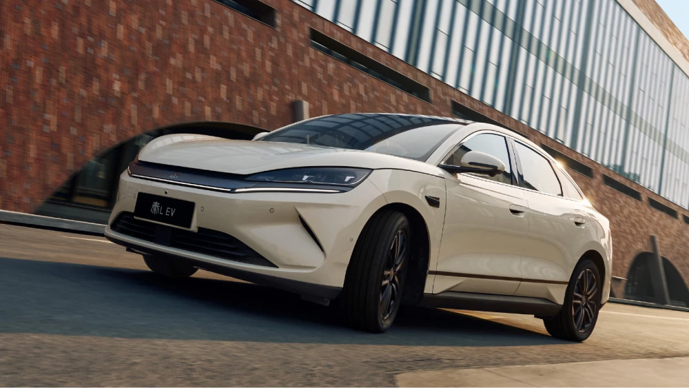 byd qin l ev сбоку спереди электрический седан бежевый старт продаж китай цены