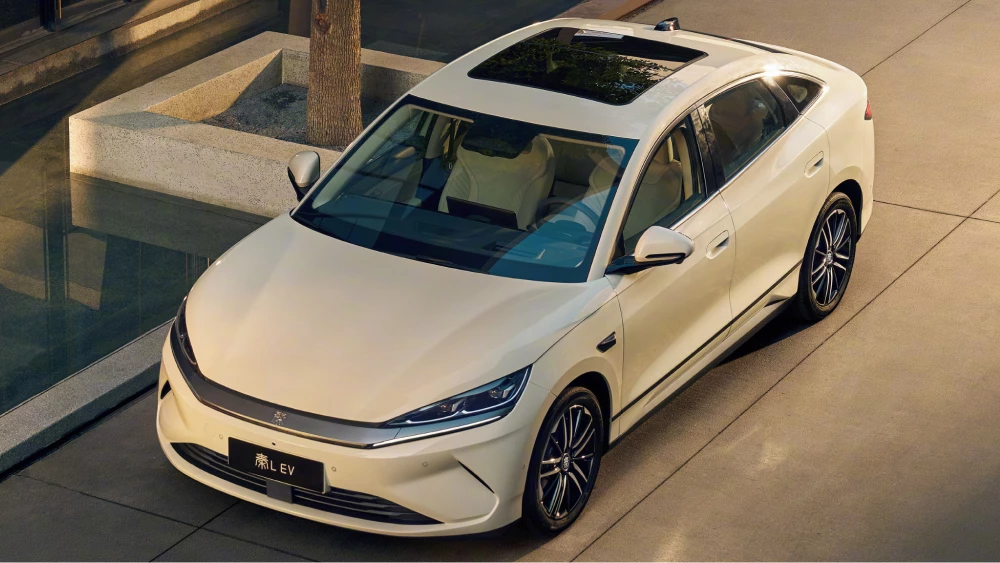 byd qin l ev сбоку спереди электрический седан бежевый старт продаж китай цены
