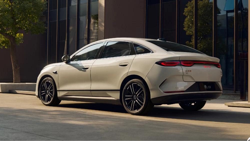 byd qin l ev сбоку сзади электрический седан бежевый старт продаж китай цены