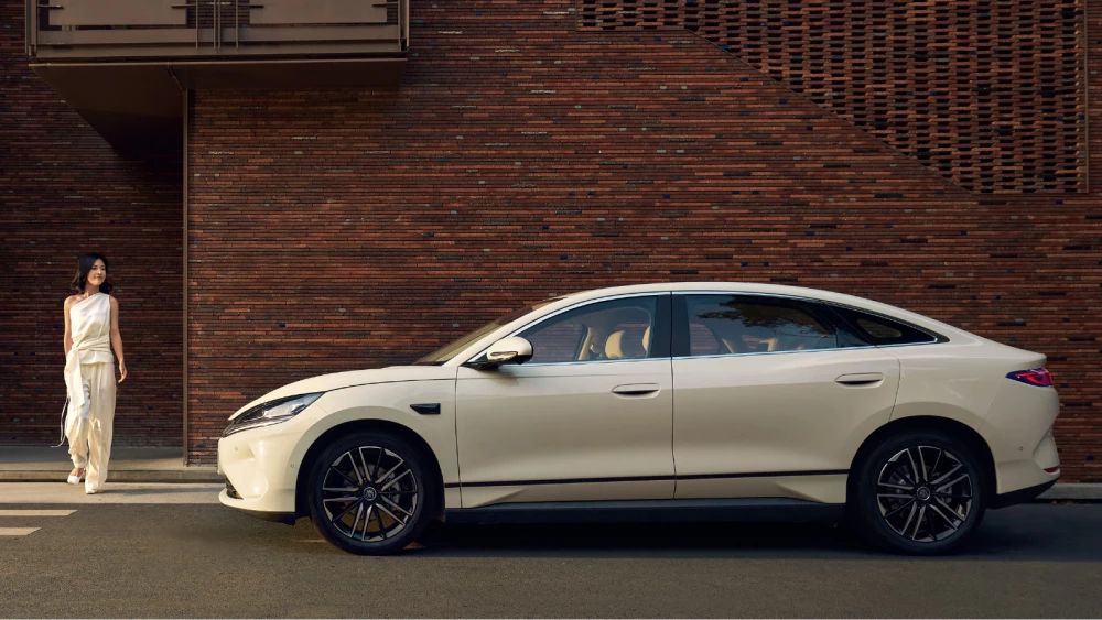 byd qin l ev сбоку спереди электрический седан бежевый старт продаж китай цены