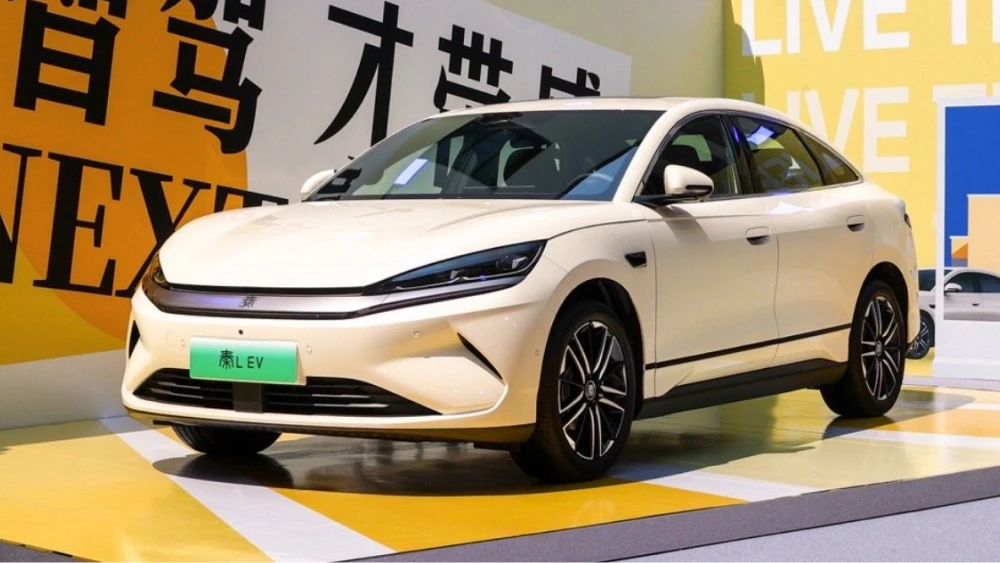 byd qin l ev сбоку спереди электрический седан бежевый старт продаж китай цены
