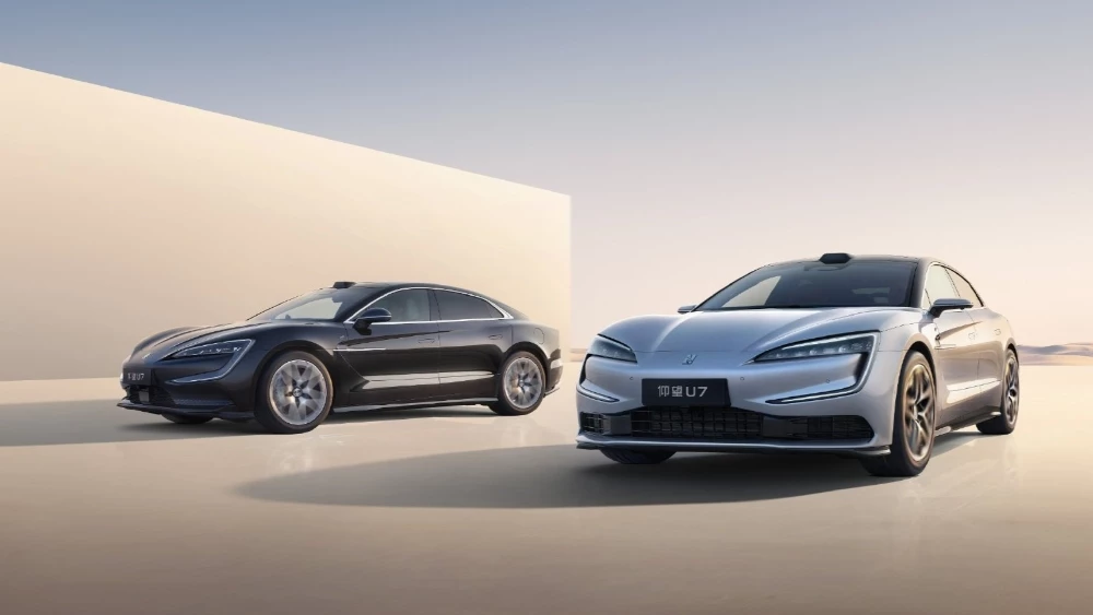 BYD Yangwang U7 сбоку спереди