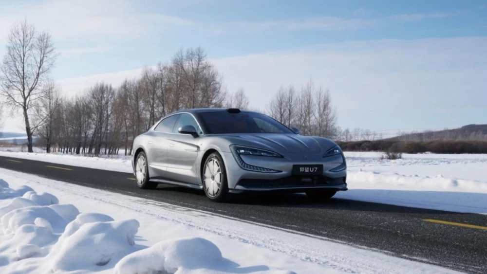 BYD Yangwang U7 спереди в динамике на снегу