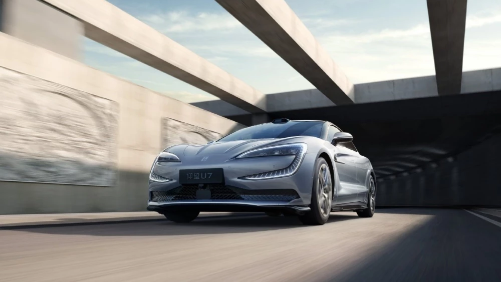 BYD Yangwang U7 спереди в динамике