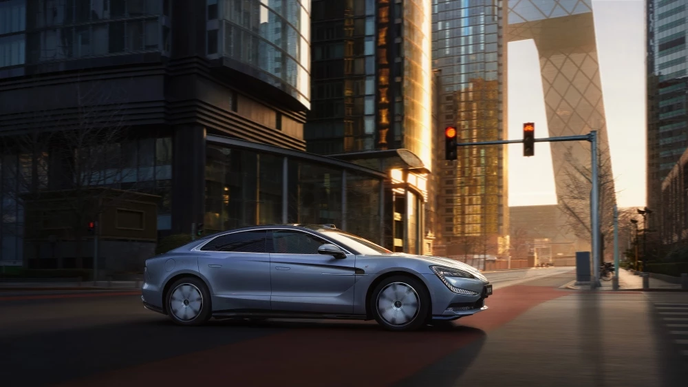 BYD Yangwang U7 сбоку в городе в динамике