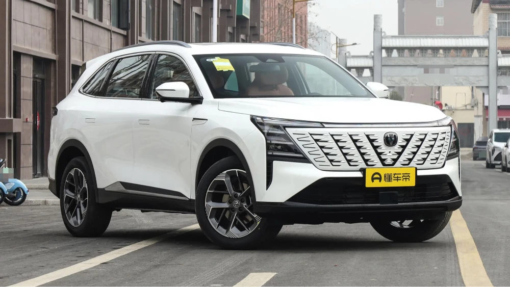 кроссовер changan cs75 plus jingyue сбоку спереди белый