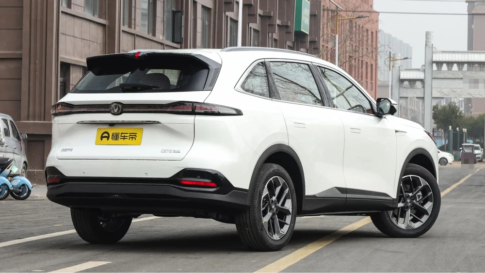 кроссовер changan cs75 plus jingyue сбоку сзади белый