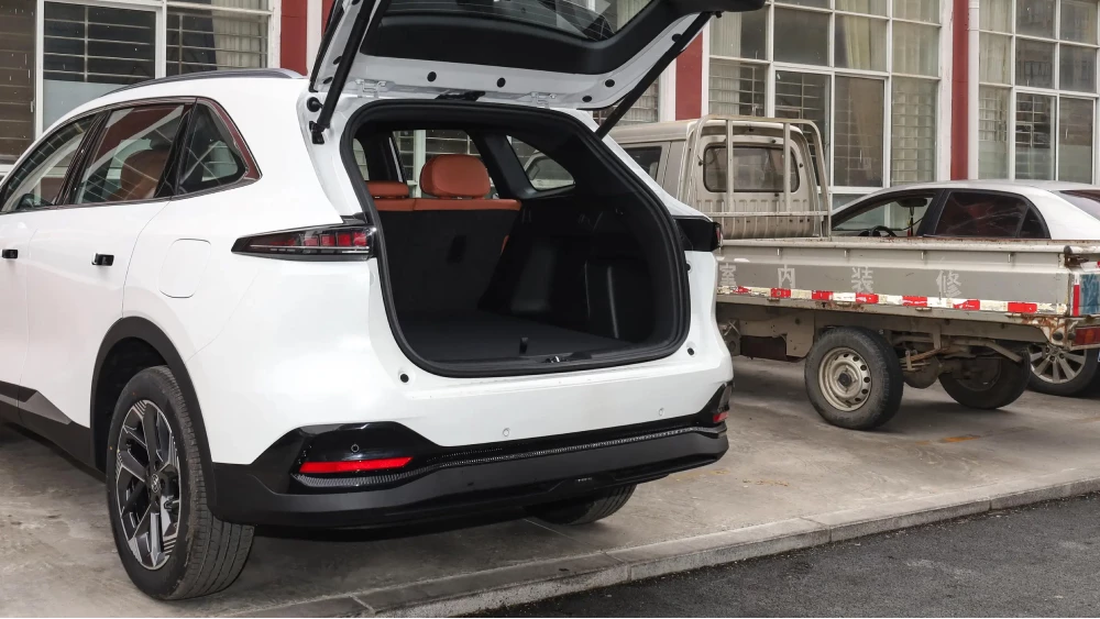 кроссовер changan cs75 plus jingyue салон рыжий багажник