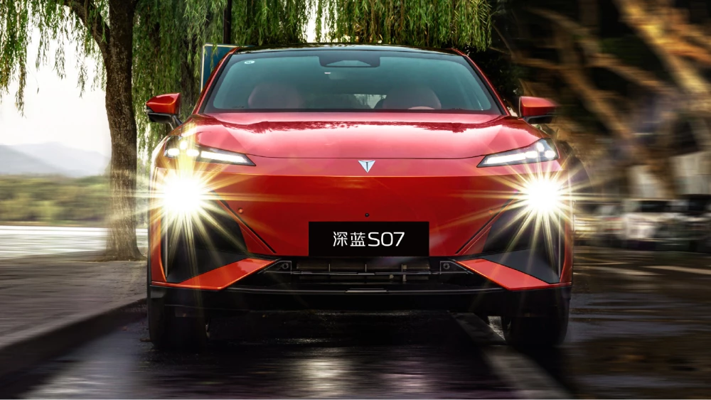 Стал известен первый автомобиль Deepal для России. Это гибридный кроссовер changan deepal s07 спереди красный появится в россии