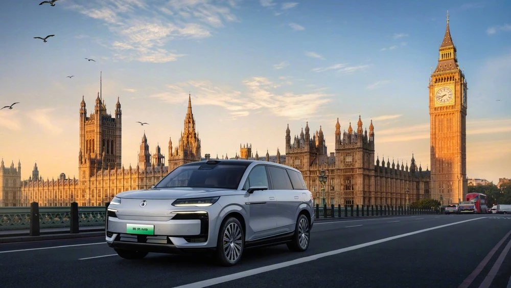 Denza N9 сбоку спереди в динамике в Европе