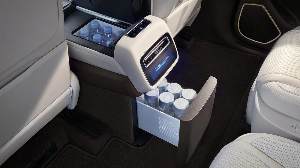 Denza N9 салон интерьер второй ряд бокс охлаждаемый