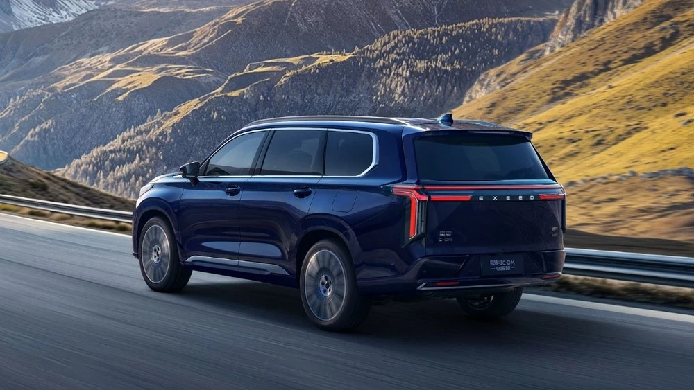 гибридный Exeed VX C-DM сбоку сзади