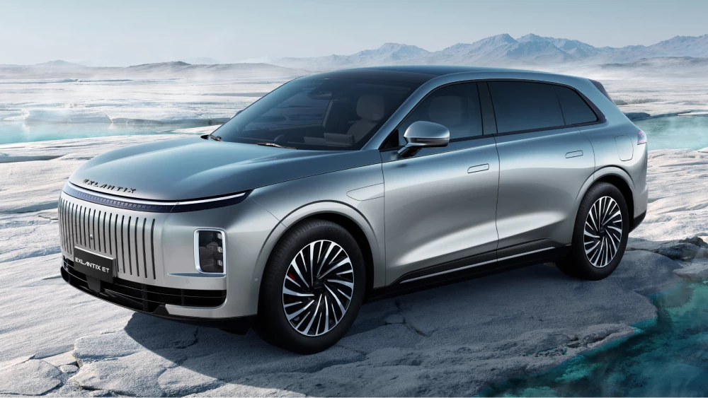 Гибридный Exeed Exlantix ET выйдет на рынок России в апреле. Это конкурент Lixiang exeed exlantix et сбоку спереди гибридный кроссовер серебряный