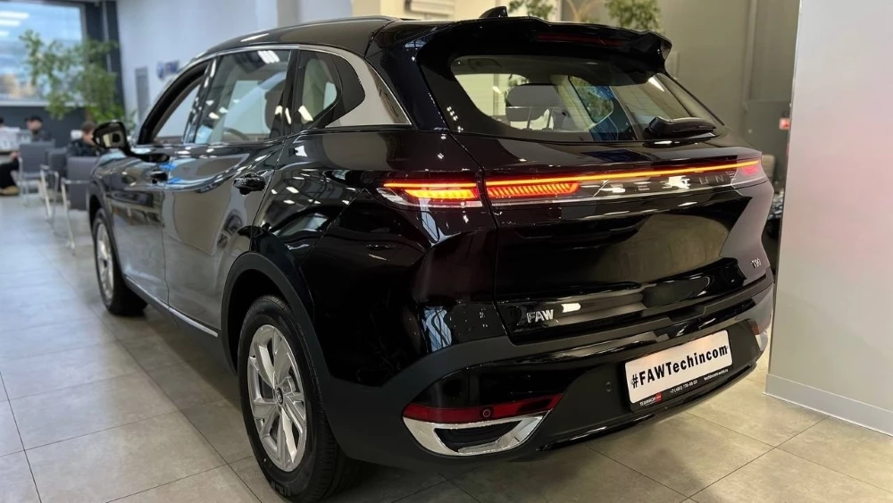 Кроссовер Bestune T90 у дилера в автсоалоне купить новый сбоку сзади техинком