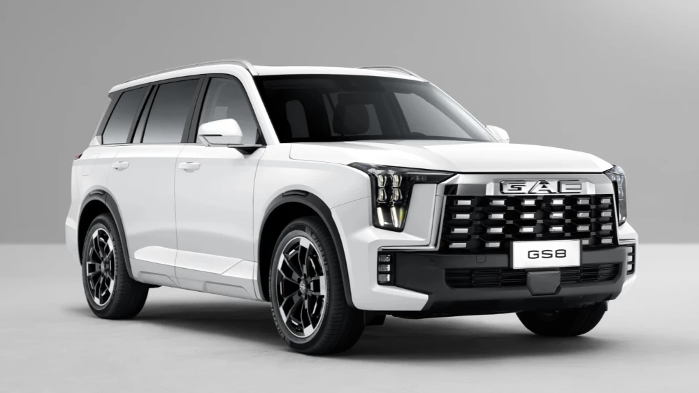 Стильнее, но дороже. В России объявили цены на кроссовер GAC GS8 GX Traveller GAC GS8 GX Traveller сбоку спереди