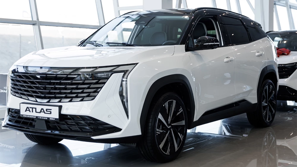 Geely Бизнес Кар atlas сбоку спереди в автосалоне у дилера купить новый