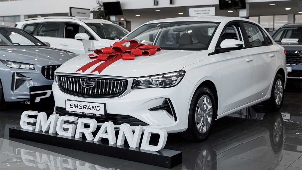 Geely Бизнес Кар emgrand сбоку спереди в автосалоне у дилера купить новый