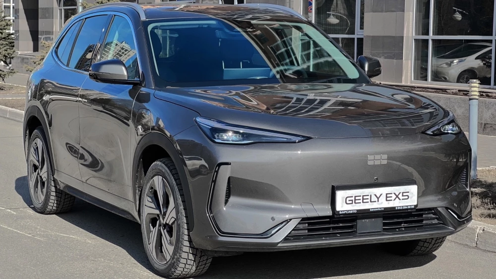 Электрический кроссовер Geely EX5 у дилера в автосалоне купить новый сбоку спереди казань барс авто