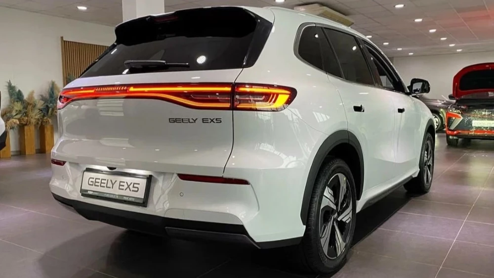 Электрический кроссовер Geely EX5 у дилера в автосалоне купить новый сбоку сзади волгоград автоцентр автострит