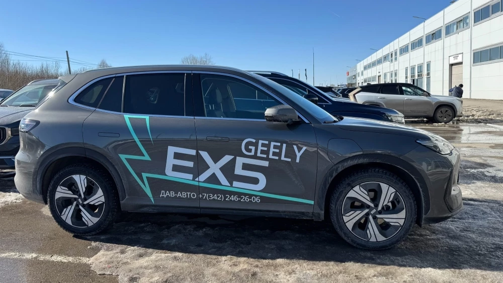 Электрический кроссовер Geely EX5 у дилера в автосалоне купить новый сбоку пермь дав-авто