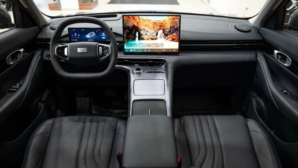 Электрический кроссовер Geely EX5 у дилера в автосалоне купить новый салон интерьер волгоград автоцентр автострит